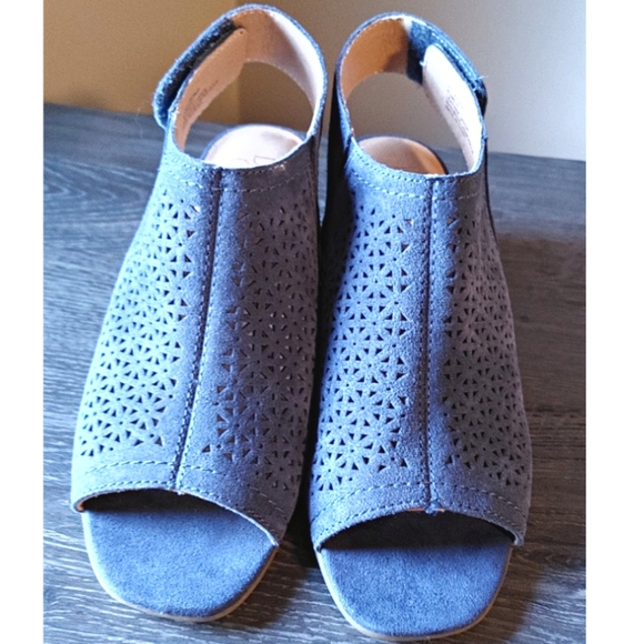 Dakota Chase blue suede shooties Size 6.5 - Picture 2 of 9